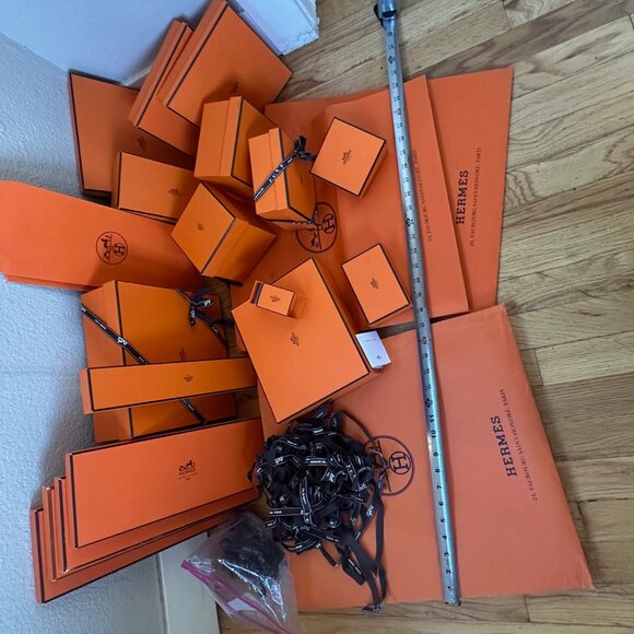 Collection of Hermes original boxes, ties, bracelet, scarves, gloves, etc. - Picture 2 of 6